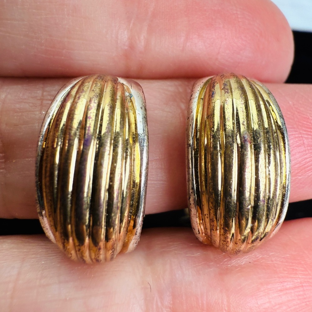 Vintage weighted, two tone, goldtone, silvertone, ribbed clip on earrings - Picture 4 of 9